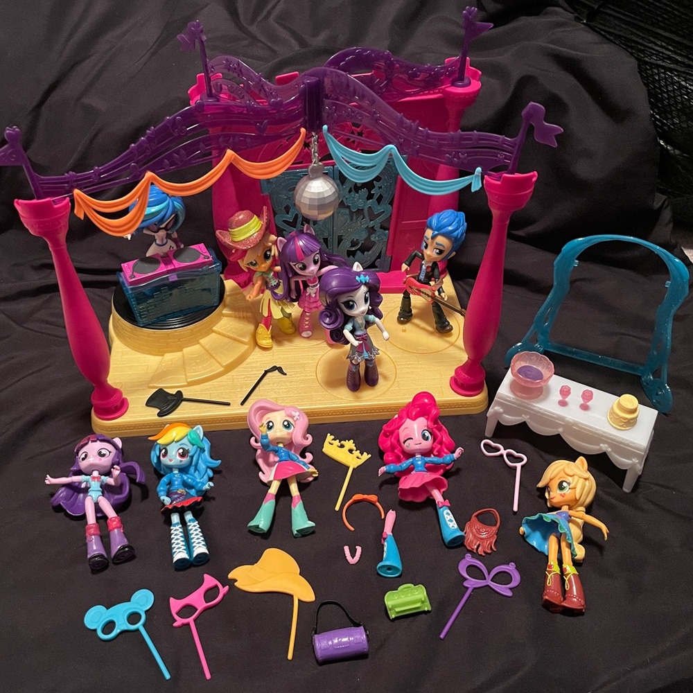 My Little Pony Equestria Girls mini dolls set with accessories.